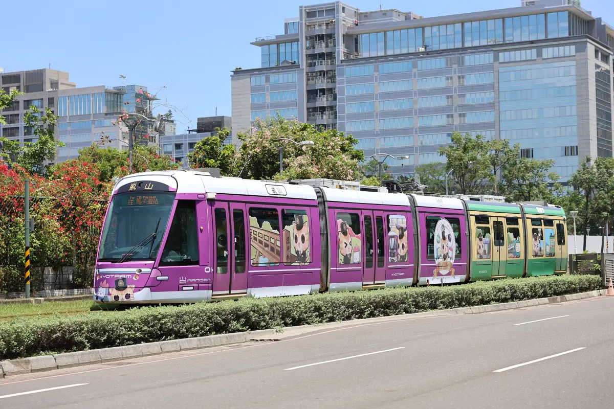 ▲高雄捷運公司宣布，從7月12日開始高雄輕軌將延長每日營運時間，末班車時間變成22點30分。（圖／高捷公司）