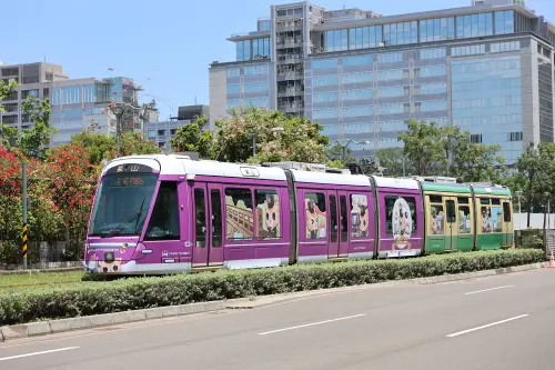 高雄輕軌又進化！「新營運政策」7/12啟動　市民大讚：終於等到了
