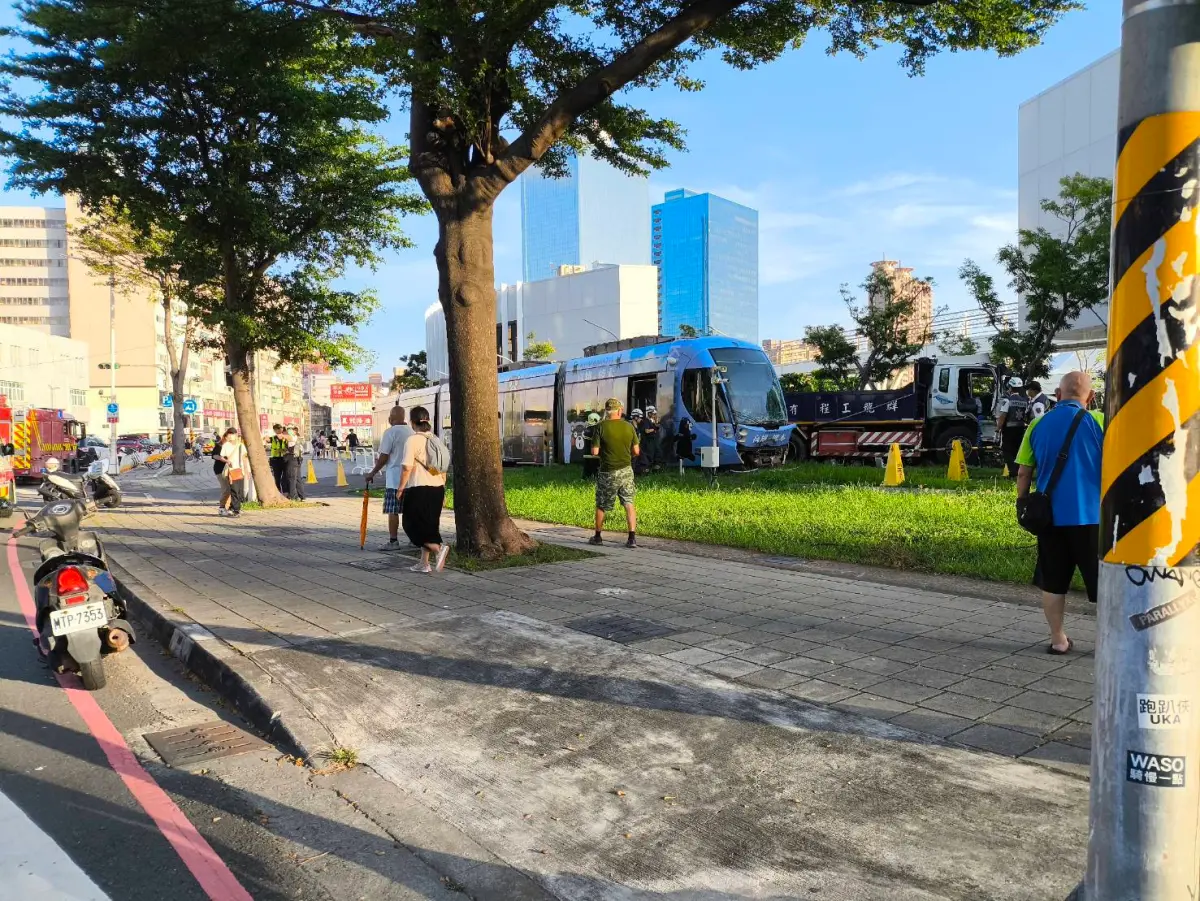 ▲高雄輕軌發生嚴重事故，造成6人受傷送醫。（圖／翻攝自記者爆料網）