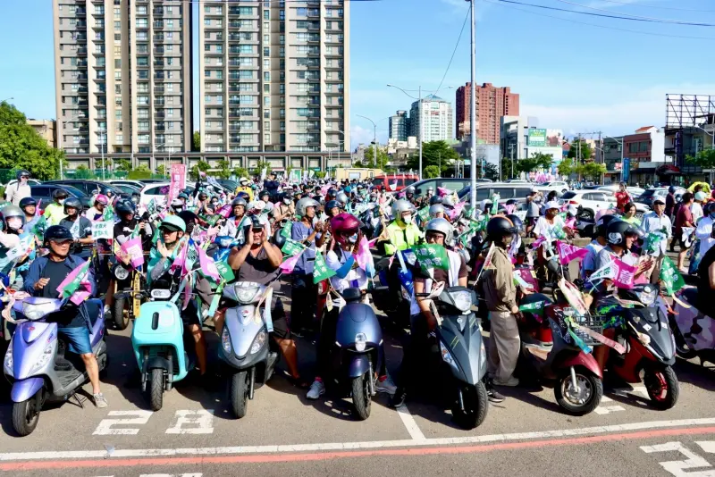 ▲罷免大車隊與護國大遶境今日於新竹合體，現場湧入超過2000台機車，隊伍綿延超過2公里。（圖／民進黨提供）