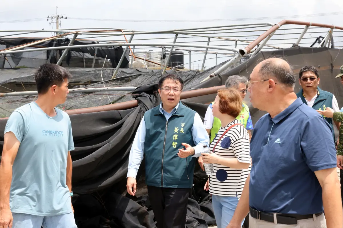 ▲ 台南市長黃偉哲今（13）日一早即前往七股區西寮及下營區勘災，關心災情並慰問當地居民。（圖／南市府提供）