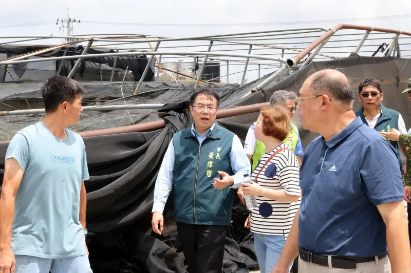 ▲ 台南市長黃偉哲今（13）日一早即前往七股區西寮及下營區勘災，關心災情並慰問當地居民。（圖／南市府提供）