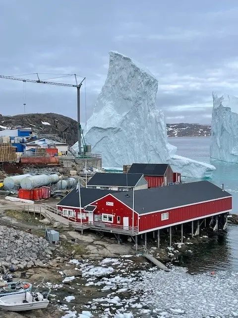 ▲格陵蘭小島「伊納蘇特」（Innaarsuit）面臨巨大冰山逼近的危機。（圖／擷取自Avannaata Kommunia臉書）