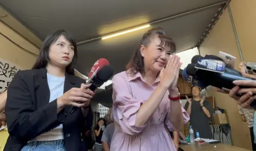 ▲全台唯一罷綠案未通過，民進黨南投縣議員陳玉鈴雙手合十表達感謝。（圖／南投罷團「去游除垢」提供，2025.07.13）