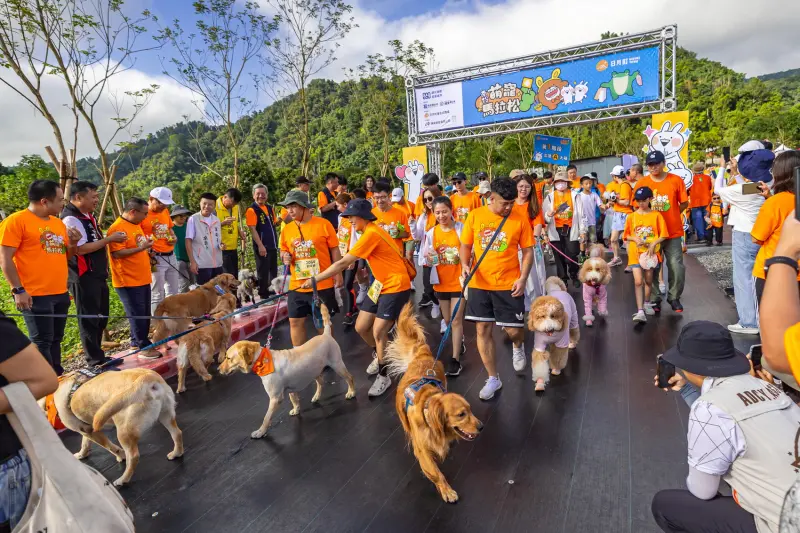 ▲南投第一屆萌寵馬拉松今天在日月町歡樂開跑！超過600組萌寵與親子，迎著藍天白雲、和煦微風漫遊繁花山景中。（圖／主辦單位提供）