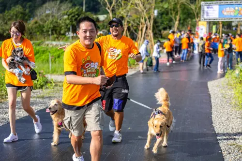 ▲南投第一屆萌寵馬拉松今天在日月町歡樂開跑，超過600組萌寵與親子參加，沿途歡笑無限。（圖／主辦單位提供）