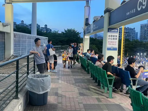 ▲富邦悍將主場新莊棒球場，昨晚湧進一群不知名外國球迷，進場後飲酒狂歡、赤裸上身還做出不雅動作，《NOWnews》實際來到事發地點，位於三樓C區的三壘側邊緣，現場以悠閒看球的家庭客居多。（圖／記者林子翔攝）