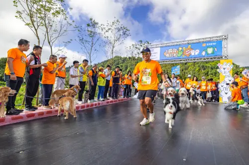 ▲首屆萌寵馬拉松今天在日月町歡樂開跑！超過600組萌寵與親子，迎著藍天白雲、和煦微風漫遊繁花山景中。（圖／主辦單位提供）