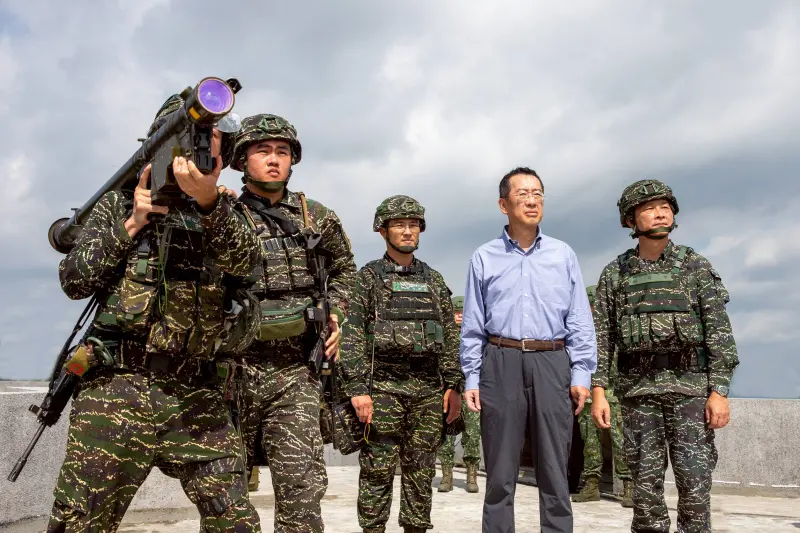 ▲國防部長顧立雄視導陸戰隊防空部隊，可單兵攜行的肩射式刺針飛彈首度亮相。（圖／國防部提供）