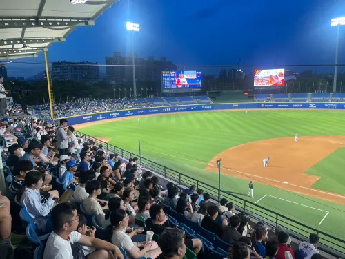 富邦悍將主場新莊棒球場票房佳,連三樓三壘側的位置,目測滿座率都有8成。(圖/記者林子翔攝) ▲富邦悍將主場新莊棒球場票房佳,連三樓三壘側的位置,目測滿座率都有8成。(圖/記者林子翔攝)