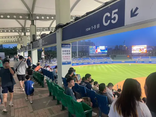 新莊棒球場C區三樓區域座位較寬敞,相比內野、本壘後的戰鬥感,此區以悠閒看球的家庭客居多。(圖/記者林子翔攝) ▲新莊棒球場C區三樓區域座位較寬敞,相比內野、本壘後的戰鬥感,此區以悠閒看球的家庭客居多。(圖/記者林子翔攝)