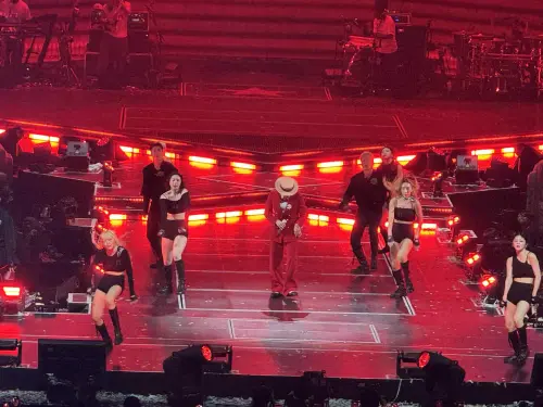 ▲昨天之前，當GD要表演《Heartbreaker》時，都是穿湖水綠西裝登台，但今天直接換成紅色套裝（下）。（圖／(C) GALAXY CORPORATION）