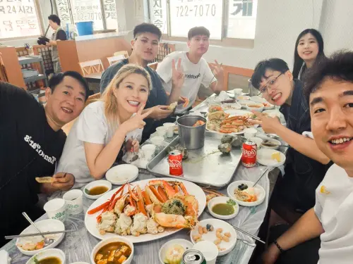 ▲李燕（左2）化身許願池，員工機票住宿吃喝全都包。（圖／Kocskin克麗詩黛 提供）