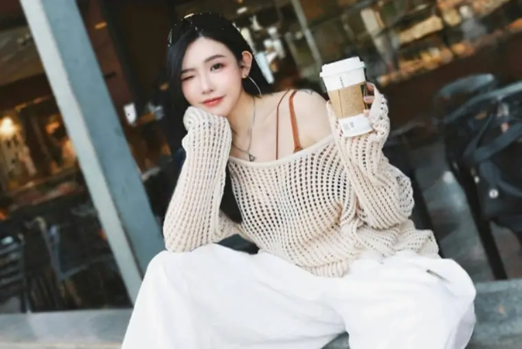 ▲許允樂（如圖）與男友李玉璽在今年1月公開認愛，認愛後許允樂也時不時在IG放閃，而今（13）日，許允樂驚喜PO出與李玉璽的甜蜜捏臉照，還甜喊：請勿欺負。（圖／許允樂IG）