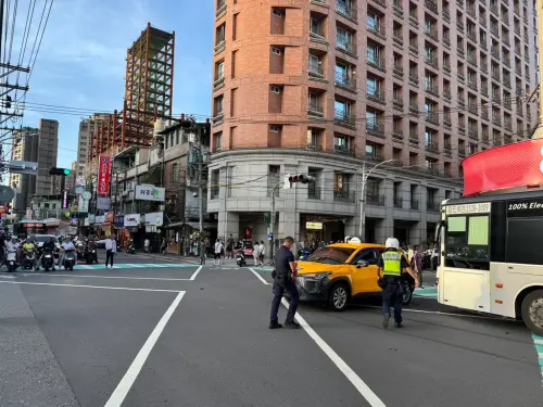 新北市中和區13日發生一起公車追撞事故,一名機車女乘客送醫不治。 ▲新北市中和區13日發生一起公車追撞事故,一名機車女乘客送醫不治。(圖/翻攝畫面)