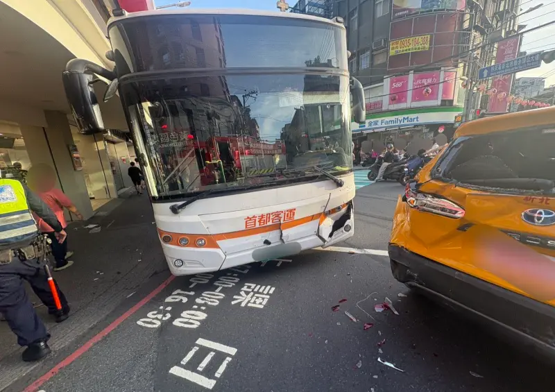 ▲新北市中和區13日發生一起公車追撞事故，一名機車女乘客送醫不治。（圖／翻攝畫面）