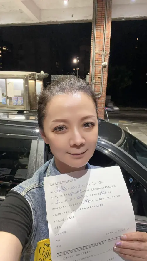 ▲高欣欣跟借條自拍。（圖／高欣欣臉書）