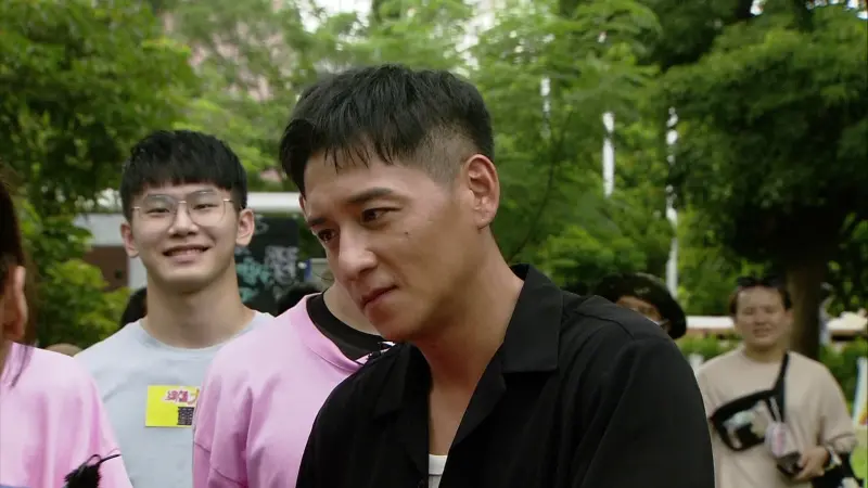 ▲節目《綜藝大集合》邀請到影帝鄭人碩（如圖）來到錄影現場，為此大家玩起了「天堂地獄遊戲」，然而籃籃卻臭手抽到跟董志成進行親密互動，讓她原地超崩潰。（圖／民視提供）