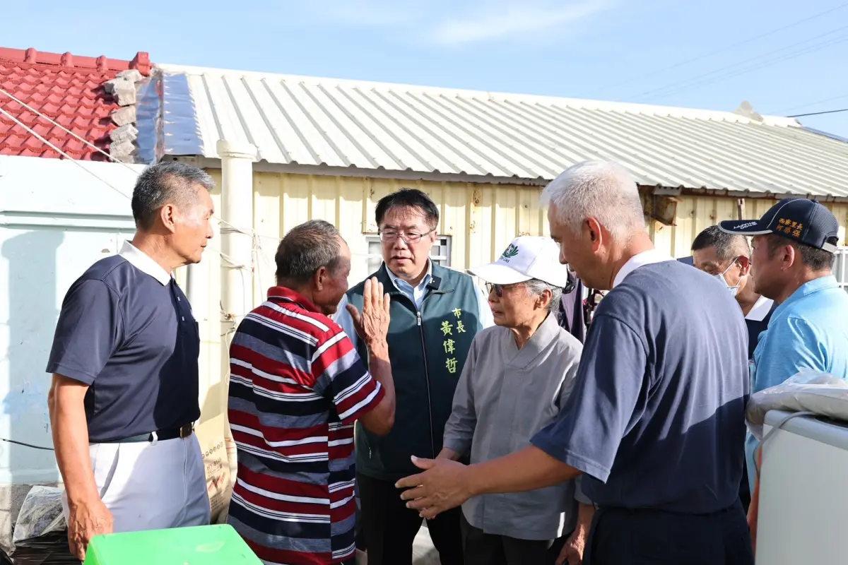 ▲台南市長黃偉哲今天下午再度前往溪北地區勘災，攜手慈濟基金會志工深入七股西寮地區，了解災後環境清理需求與民眾生活情形。(圖／南市府提供)