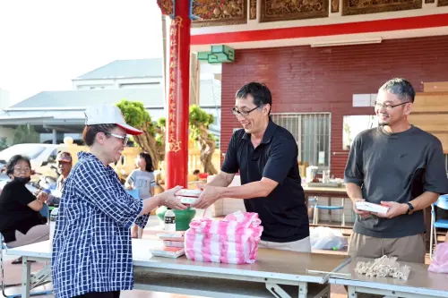 ▲崎孝男先生提供的熱食便當,也為受災居民與現場搶修復原的人員志工,帶來精神與身體的支持,是災後最真誠的溫情力量。(圖/南市府提供) ▲崎孝男先生提供的熱食便當,也為受災居民與現場搶修復原的人員志工,帶來精神與身體的支持,是災後最真誠的溫情力量。(圖/南市府提供)