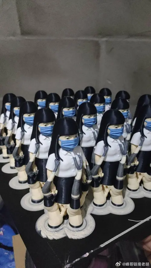 ▲南京紅姐事件引發熱烈討論，中國社群平台出現大量紅姐迷因二創，就連紅姐公仔也被做出來。（圖／翻攝自微博）