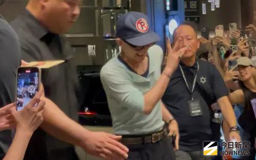 直擊／GD夜訪金豬食堂被千人包圍「開心比YA」！警車出動現場暴動
