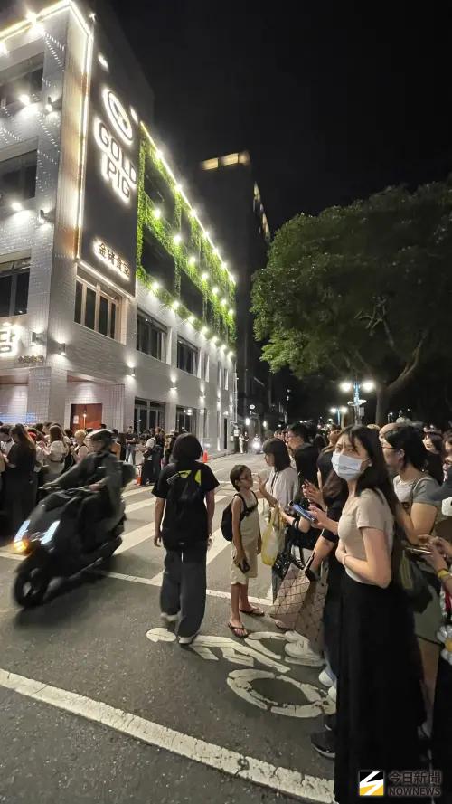 ▲金豬食堂外，超過1000人包圍迎接GD，有的爬強、有的擠到對街道追星。（圖／記者陳雅蘭攝）