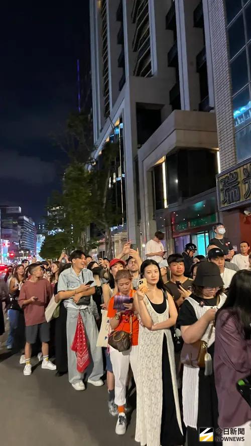 ▲金豬食堂外，超過1000人包圍迎接GD，有的爬強、有的擠到對街道追星。（圖／記者陳雅蘭攝）