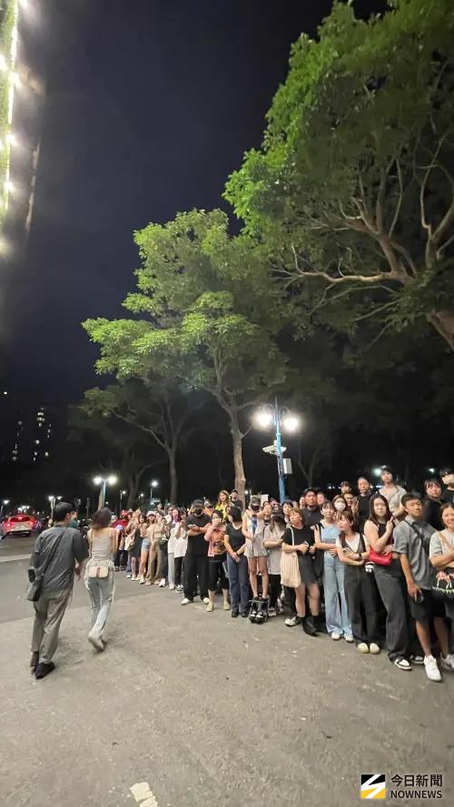 ▲金豬食堂外，超過1000人包圍迎接GD，有的爬強、有的擠到對街道追星。（圖／記者陳雅蘭攝）