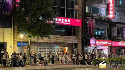 ▲金豬食堂外，超過1000人包圍迎接GD，有的爬強、有的擠到對街道追星。（圖／記者陳雅蘭攝）