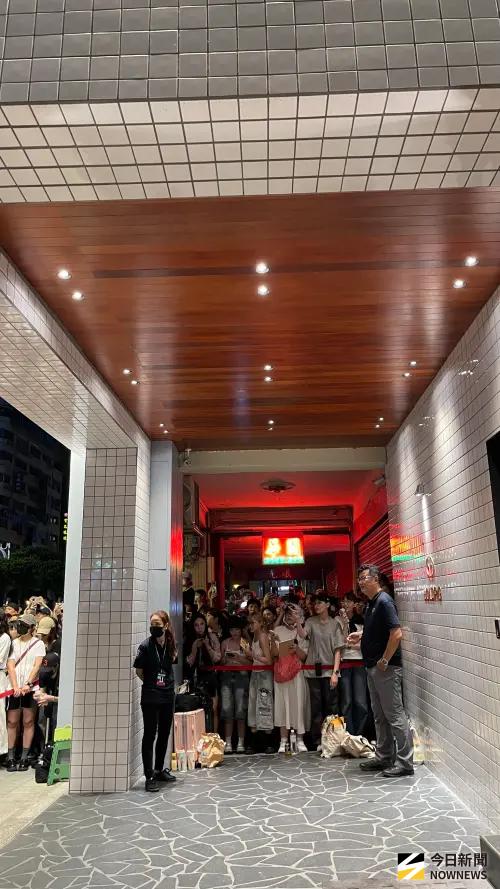 ▲金豬食堂外，超過1000人包圍迎接GD，有的爬強、有的擠到對街道追星。（圖／記者陳雅蘭攝）