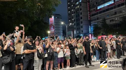 ▲金豬食堂外，超過1000人包圍迎接GD，有的爬強、有的擠到對街道追星。（圖／記者陳雅蘭攝）