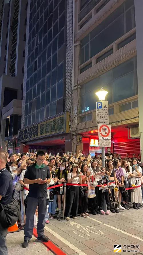 ▲金豬食堂外,超過1000人包圍迎接GD,有的爬強、有的擠到對街道追星。(圖/記者陳雅蘭攝) ▲金豬食堂外,超過1000人包圍迎接GD,有的爬強、有的擠到對街道追星。(圖/記者陳雅蘭攝)