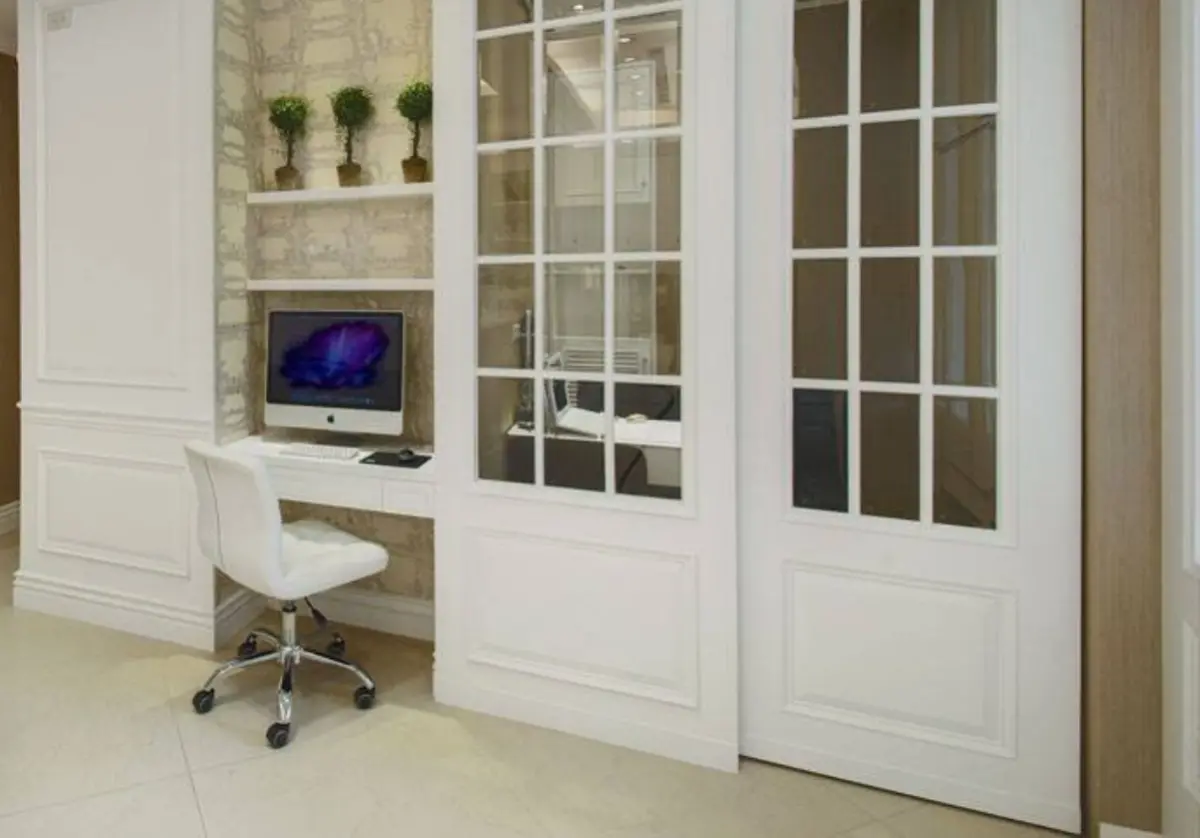 ▲女老師指控男牙醫裝假牙時觸摸胸部、私處，但診間採半開放式設計，從外面可輕易看看到裡面發生什麼事。（圖／翻攝本案診所網頁）