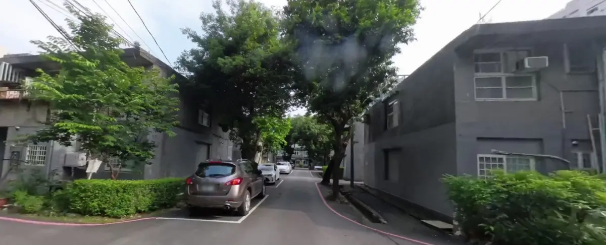 ▲醫生宿舍管理員為處理樹木長到陽台的問題前往女醫師家中，卻被指控碰肩膀性騷擾。（圖／翻攝Google Maps）