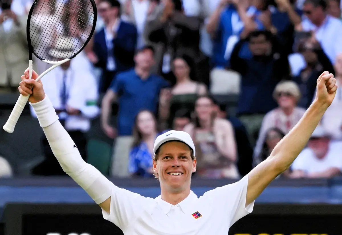 ▲Jannik Sinner歷經3小時4分鐘的高張力拉鋸戰，最終以4：6、6：4、6：4、6：4獲勝，拿下生涯首座溫布頓網球賽冠軍。（圖／路透／達志影像）