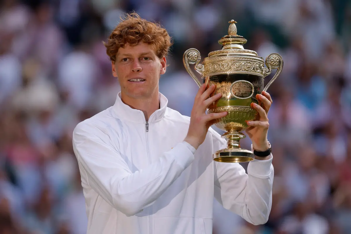 ▲2025年溫網男單決賽，Jannik Sinner逆轉擊敗Carlos Alcaraz，奪下生涯首座草地大滿貫，強勢宣告世界球王地位。（圖／路透／達志影像）	