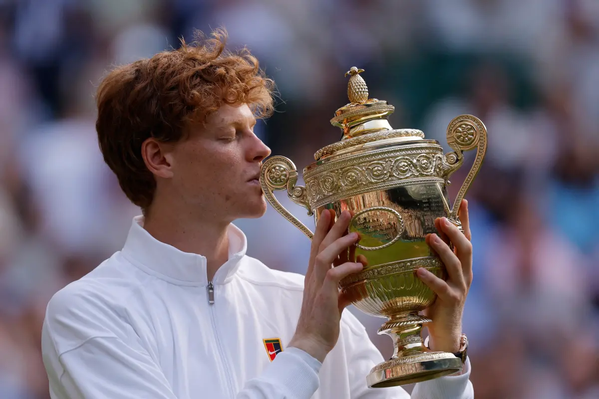 ▲Sinner在溫網逆轉擊敗Alcaraz，奪下首座草地大滿貫，賽後感動痛哭，這背後靠的是法網的「一罐糖果」，讓他成功走出法網遭大逆轉失利的傷痛。（圖／路透／達志影像）