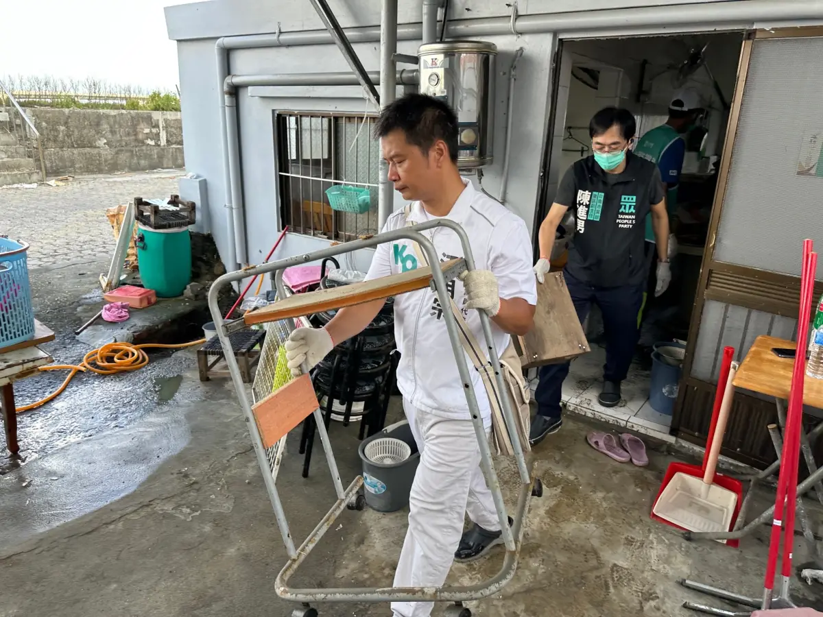 ▲民眾黨台南黨部副主委江明宗昨率領小草赴七股區西寮里協助災民清運家園。（圖／民眾黨台南黨部臉書）