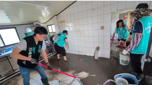 ▲民眾黨號召小草協助台南災民清理家園。（圖／民眾黨台南黨部懶書）