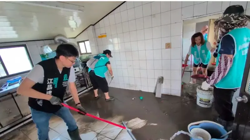 ▲民眾黨號召小草協助台南災民清理家園。（圖／民眾黨台南黨部臉書）