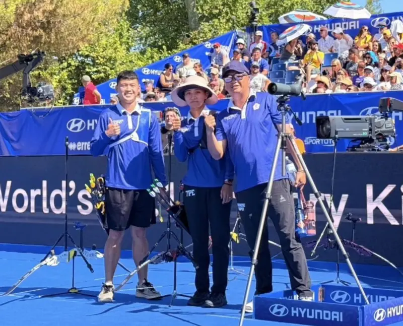 ▲射箭好手湯智鈞、邱意晴於射箭世界盃馬德里站擊敗法國對手摘下銅牌。（圖／中華民國射箭協會）