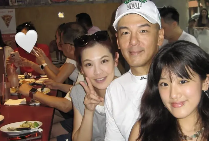▲孫志浩（中間）、林若亞（左）罕見同框，女兒梧桐妹曬「一家三口照」，父女倆五官完全複製貼上。（圖／翻攝自IG angelsun619）