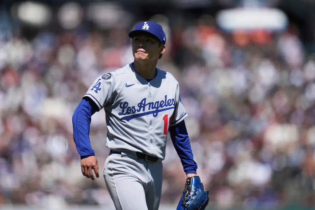 ▲MLB洛杉磯道奇日籍強投山本由伸，今（14）日對上季金山巨人繳出7局無失分好投，但牛棚砸鍋讓他無緣勝投，賽後受訪時。山本由伸坦言前半季表現好壞差距太大，期盼下半季繳出更穩定表現。（圖／美聯社／達志影像）