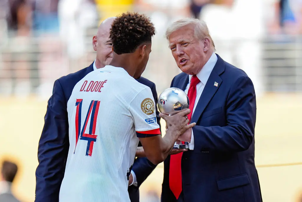 ▲世俱盃最終由切爾西以3：0完勝巴黎聖日耳曼奪下冠軍。賽後，美國總統川普（Donald Trump）親自頒獎並接受DAZN專訪，訪談中語出驚人，同意「未來美國的Football應該指的是足球」。（圖／美聯社／達志影像）