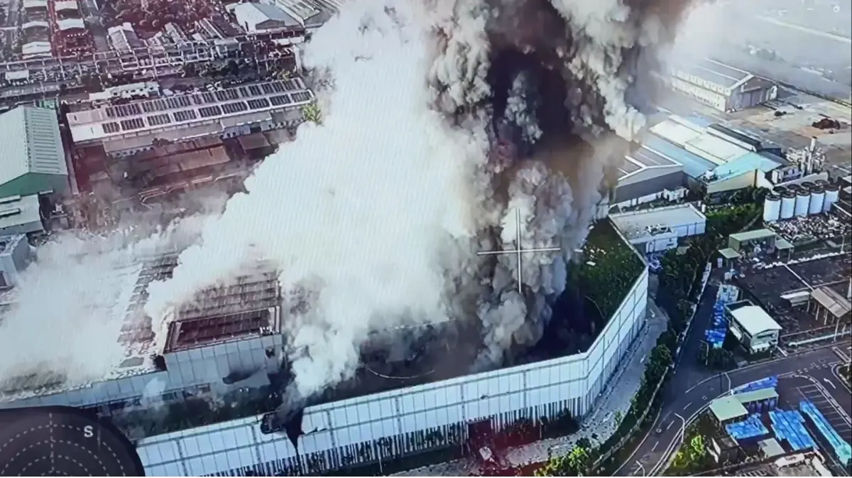 ▲三元能源凌晨大火造成15人送醫，現場不斷傳出爆炸聲。（圖／高雄市消防局提供）