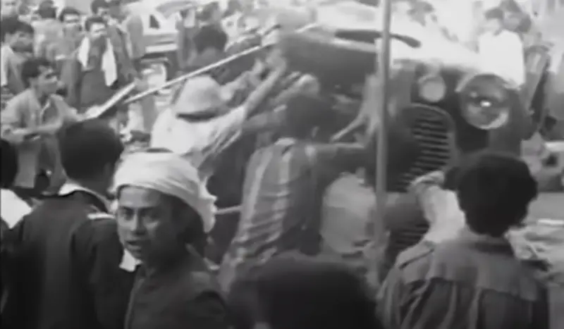 ▲印尼總統普拉伯沃主導的10卷本歷史教材草案，未明確提及1998年震驚國際的排華暴動引發爭議。（圖／美聯社／達志影像）