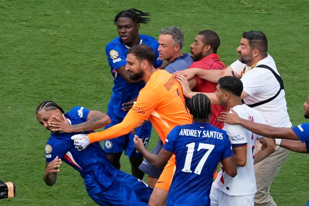 ▲世俱盃決賽後巴黎聖日耳曼主帥Luis Enrique與切爾西前鋒João Pedro發生肢體接觸，Enrique甚至推倒對方，引發雙方人馬激烈對峙。（圖／美聯社／達志影像）