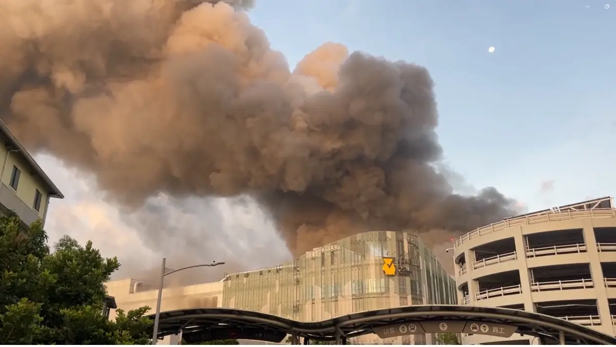▲高雄小港區三元能源科技鋰電池工廠14日凌晨發生火警，由於內部包含難以撲滅的鋰電池，火勢約27小時才撲滅。（圖／翻攝畫面）