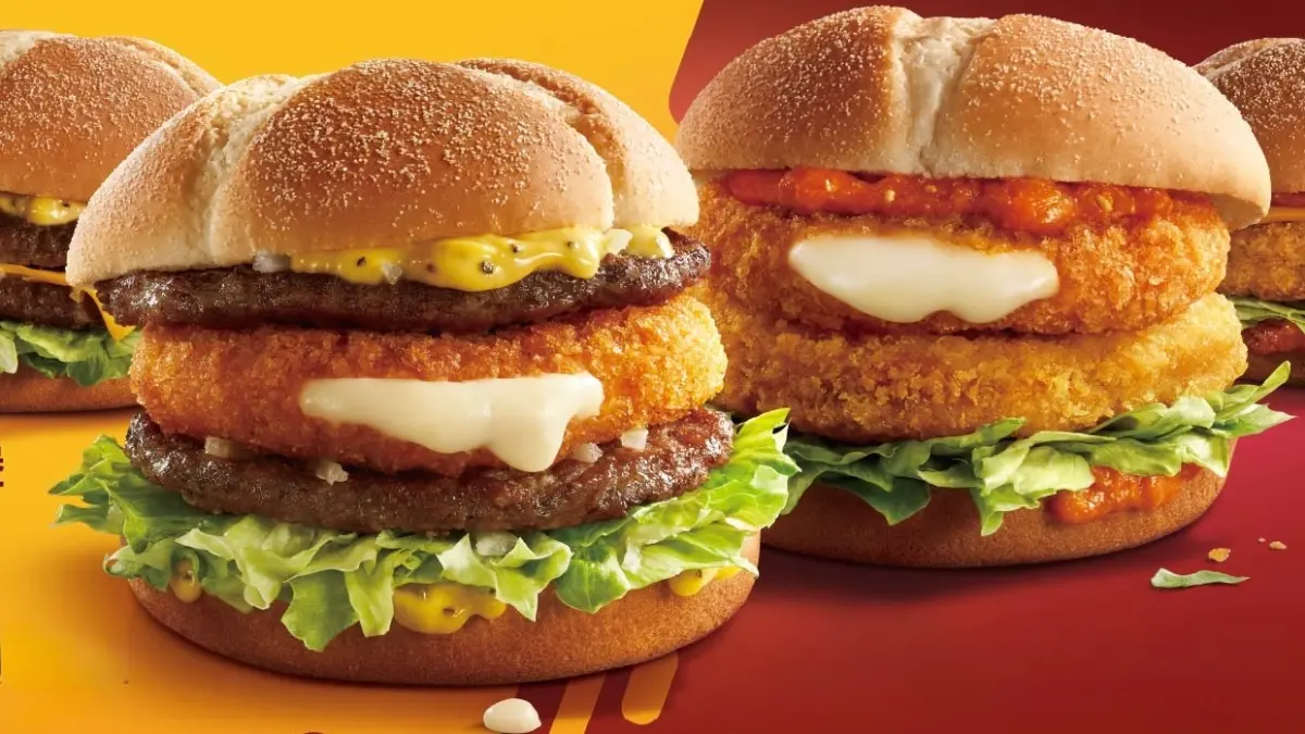 ▲台灣麥當勞7月暑假新品「美式熔岩起司排雙牛堡」7月16日開賣，一口咬下迸發濃郁起司好誘人，7月30日接力再推出「辣味熔岩起司排脆豬堡」。得來速「熟客券」集滿三張「免費送吃大麥克」回歸。（圖／台灣麥當勞提供）